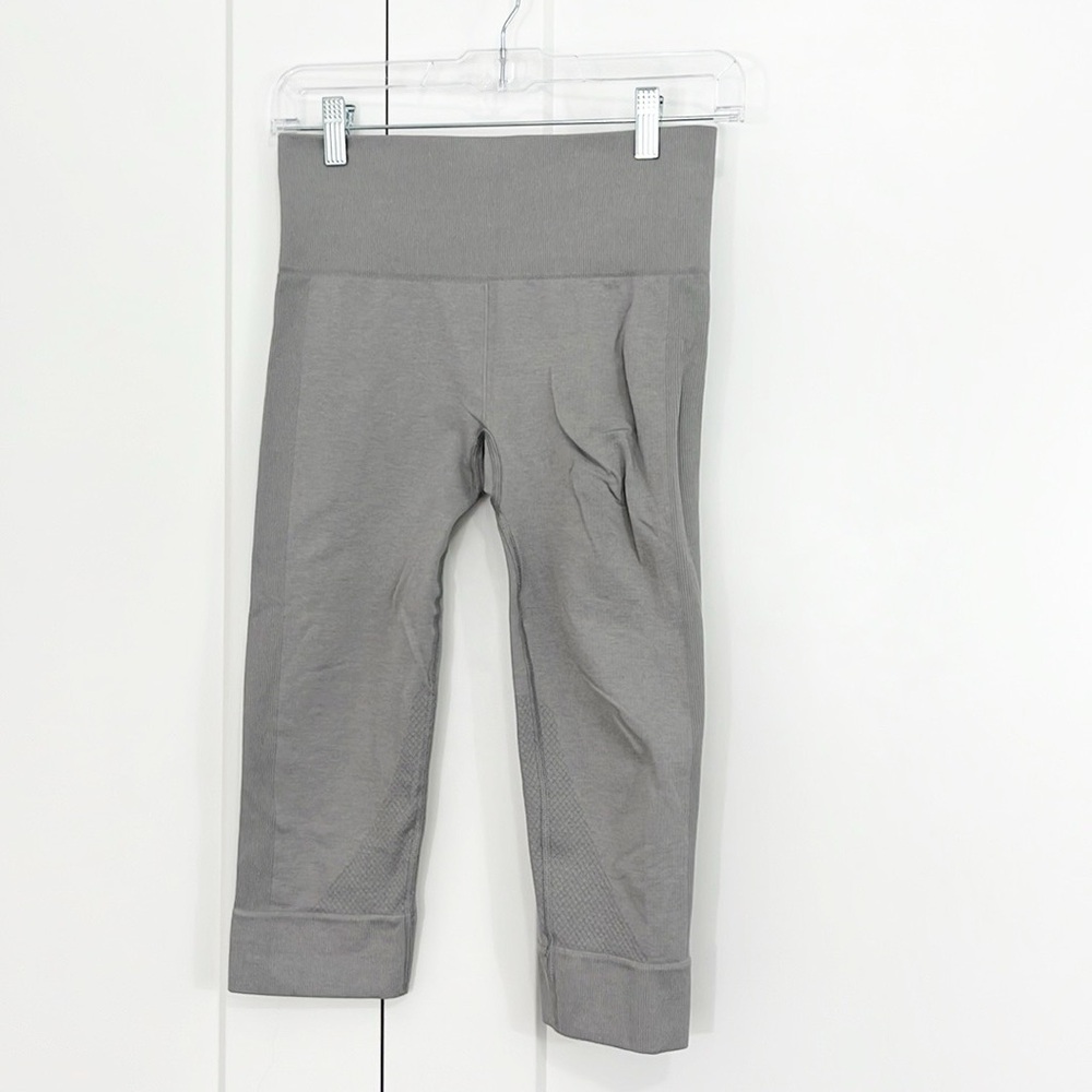 Lululemon Size 4 Gray Cropped Capri Leggings